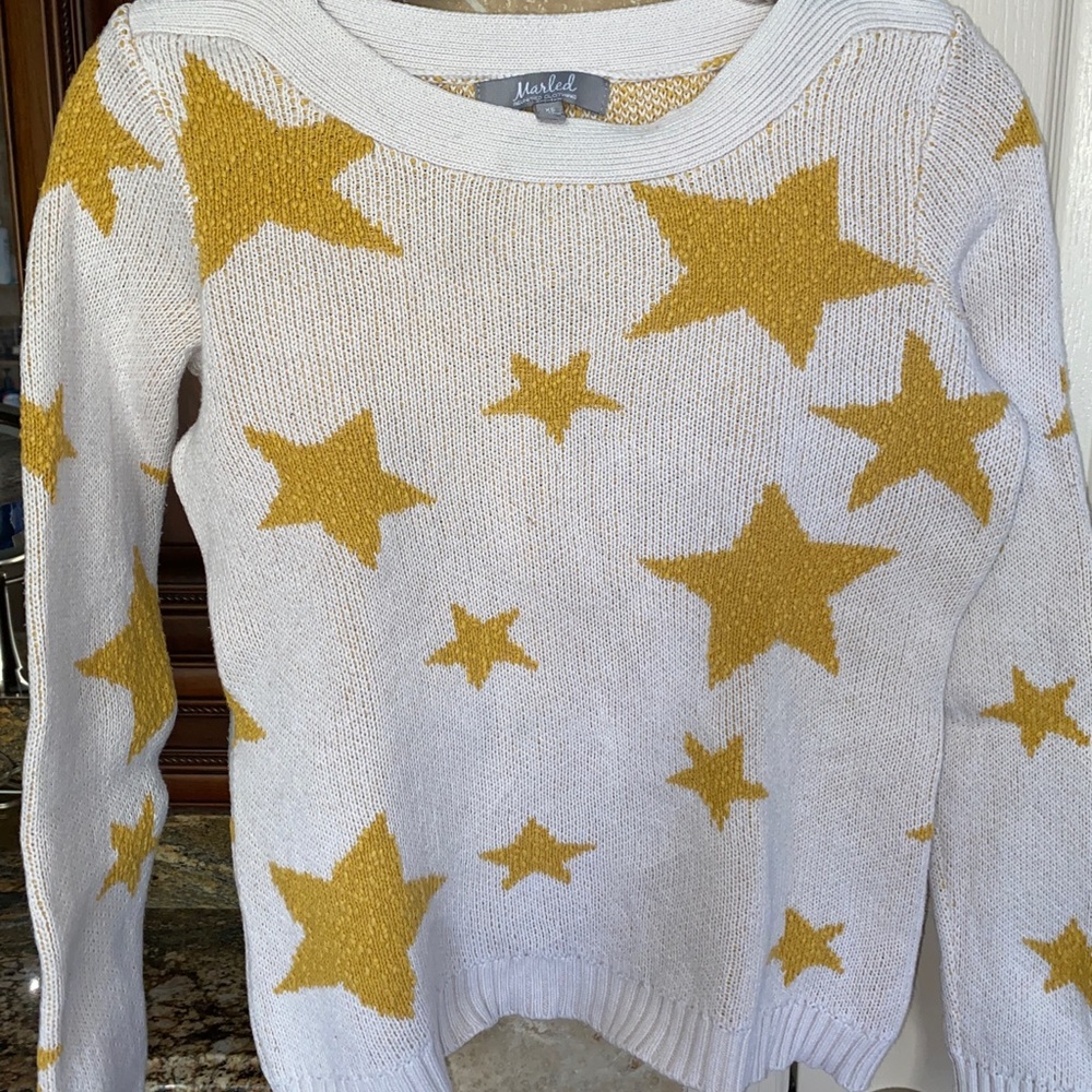 Feel like a star in this warm sweater with cream background and gold stars XS